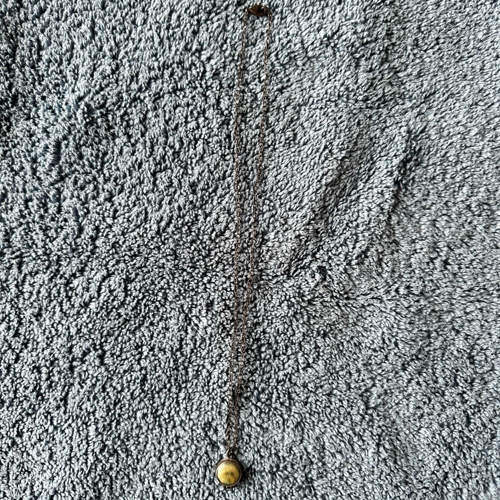 Small delicate necklace. Great for layering or alone.